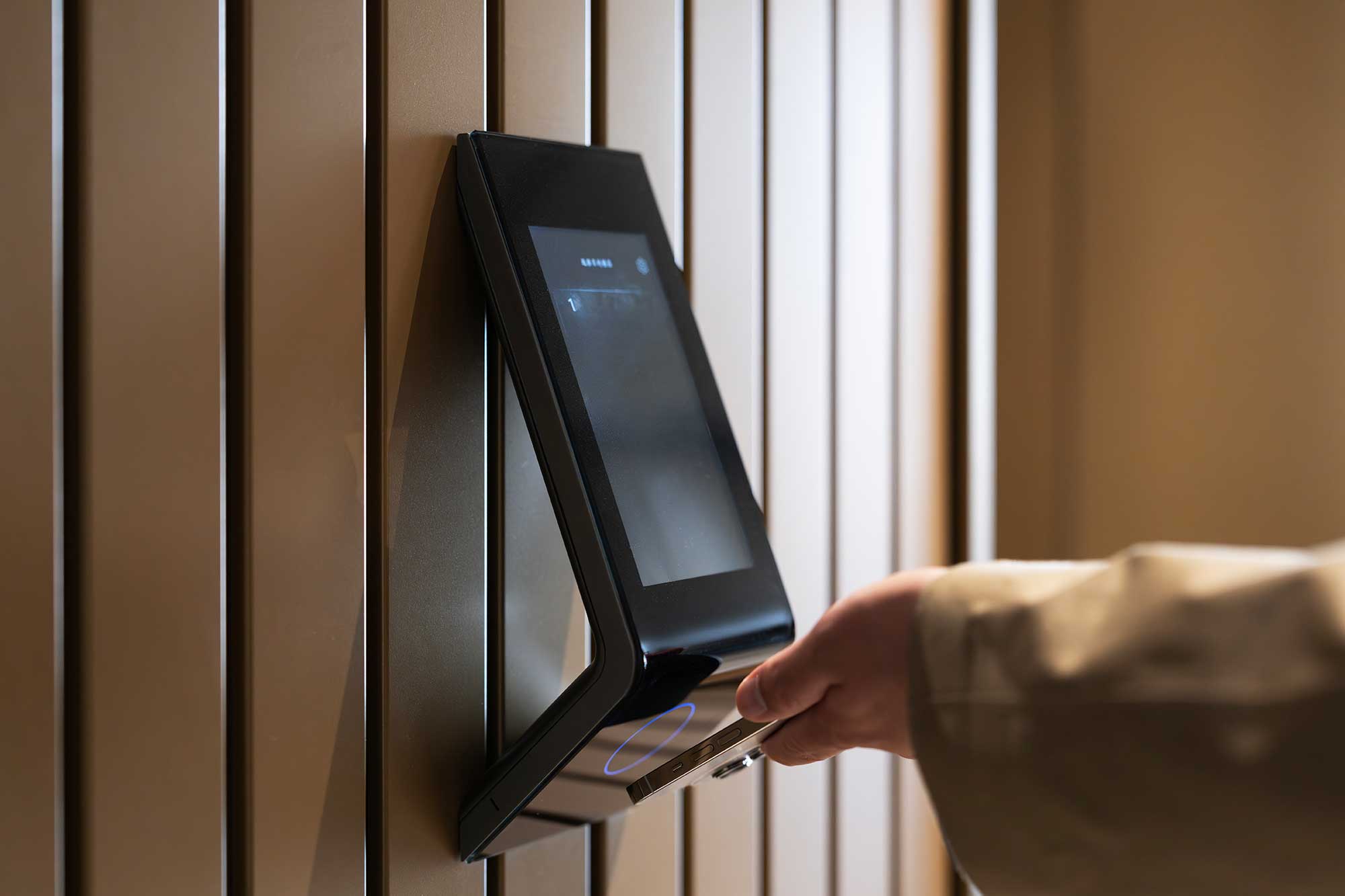 Person som använder ansiktsigenkänning för att låsa upp en hiss