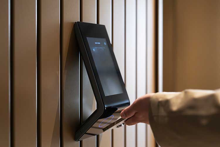Person som använder ansiktsigenkänning för att låsa upp en hiss