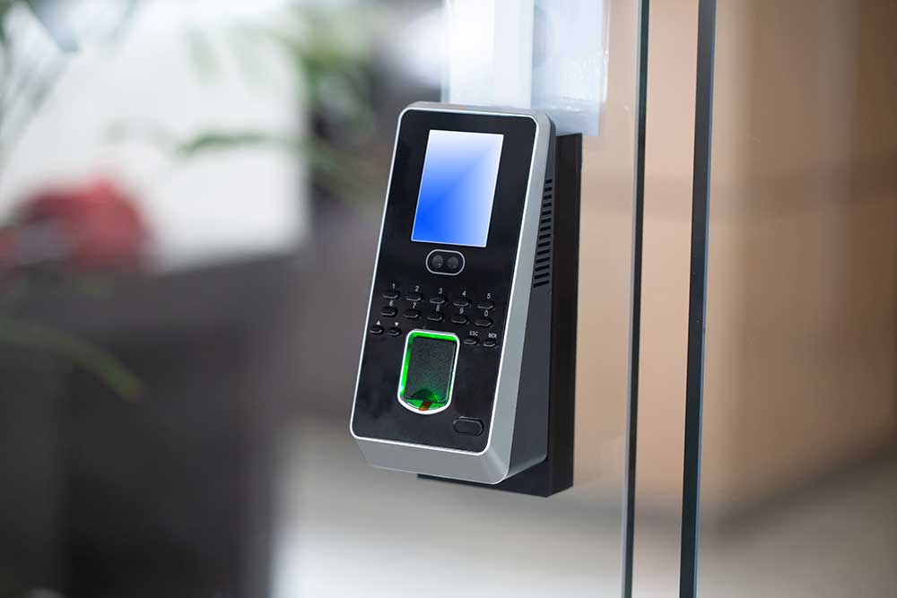 En modern biometrisk säkerhetsenhet monterad vid en dörr
