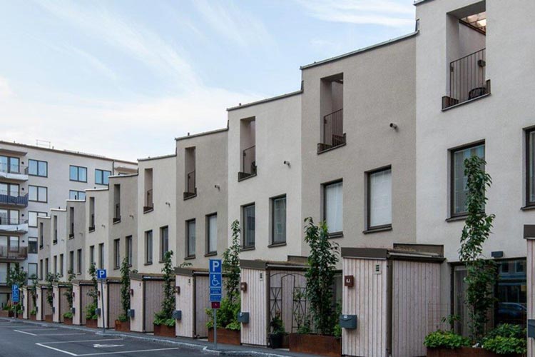 Radhus med moderna fasader och säkerhetsentréer