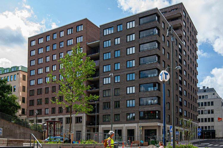 Bostadshus med mörk fasad och moderna lås och passersystem