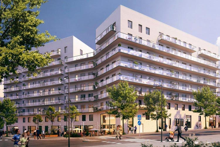 Flerbostadshus med balkonger och moderna säkerhetsdörrar
