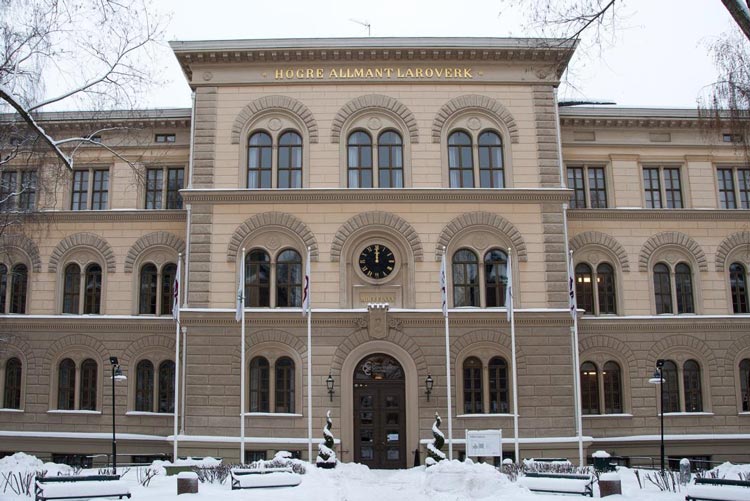 Offentlig byggnad med moderna entrédörrar och passersystem