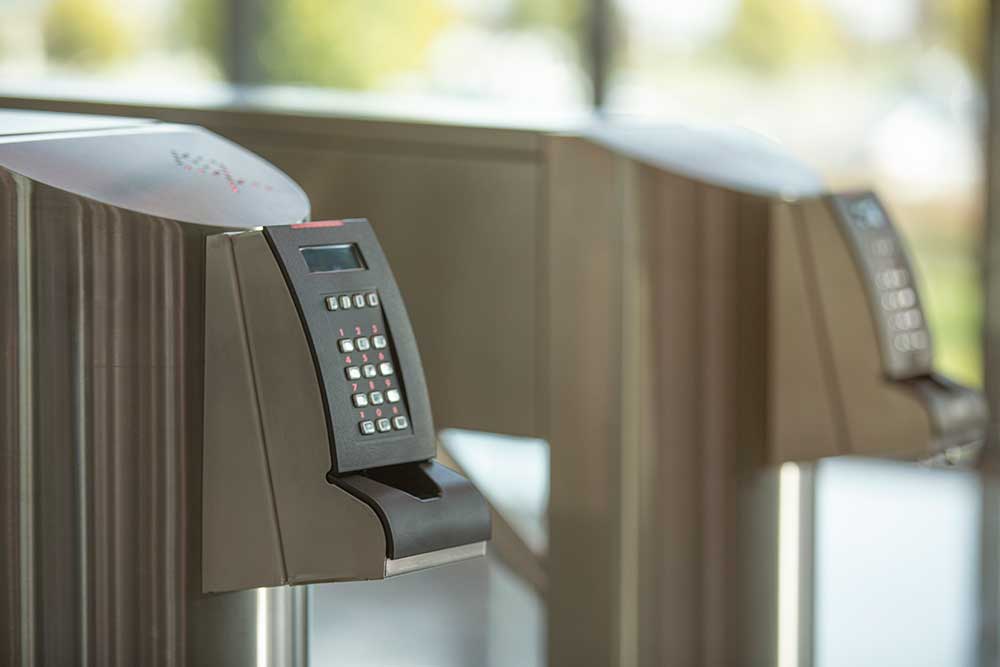 Moderna säkerhetsvändkors installerade i en inomhusentré